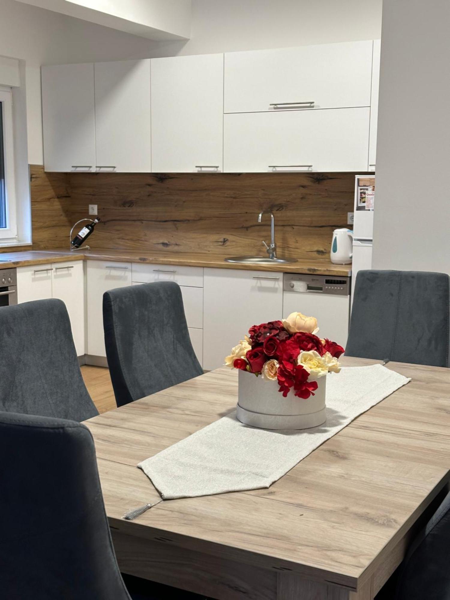 Restoran&Motel And Apartmants Lovacka Prica Tesanj Екстериор снимка